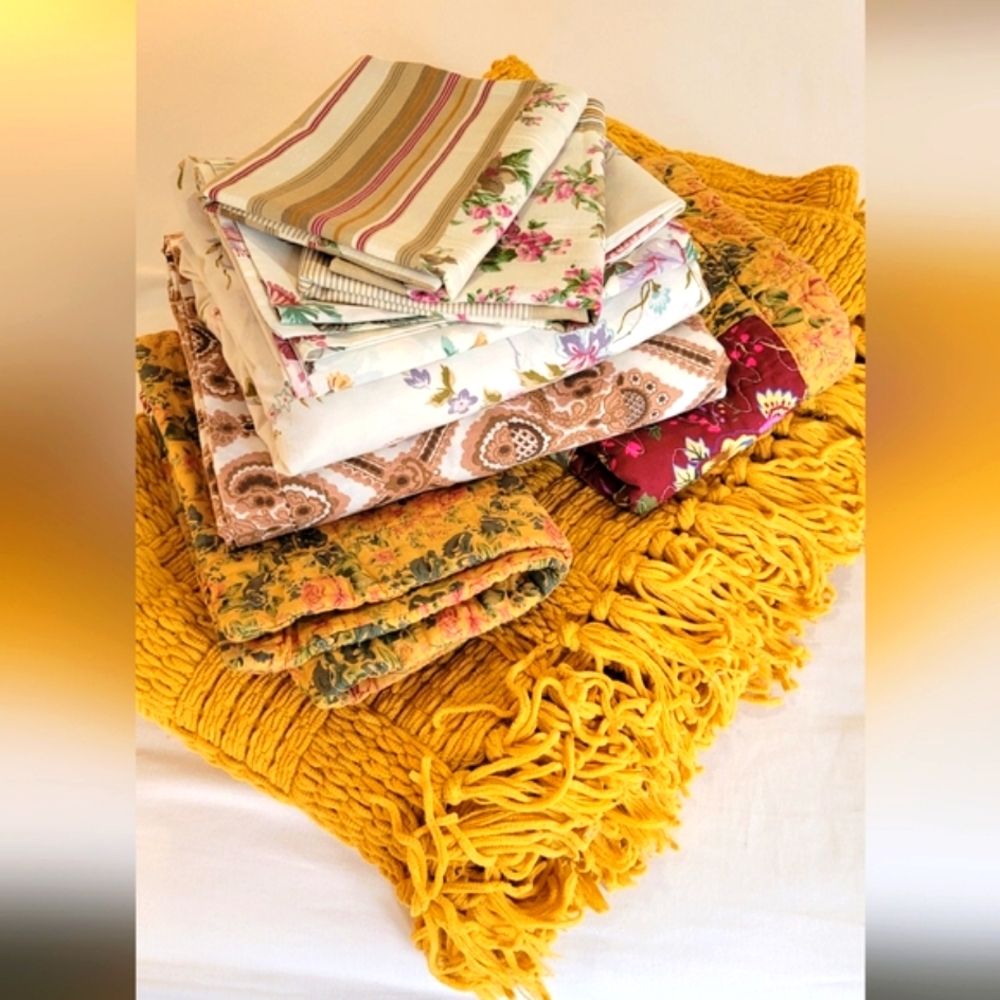 SOLD - VINTAGE Queen Sz 7pc Bedding Set - Picture 15 of 15